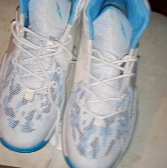 Shoe's - Picture 1 of 9